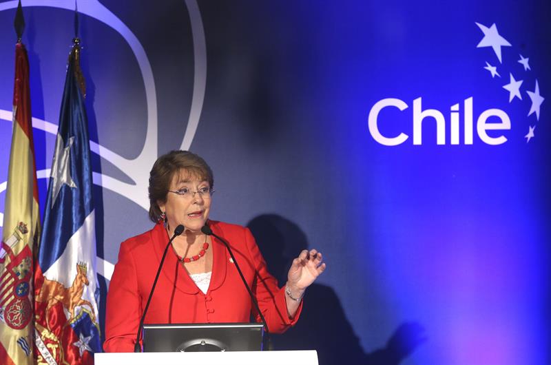 Bachelet denuncia una &quot;campaña del terror&quot; contra su reforma educativa