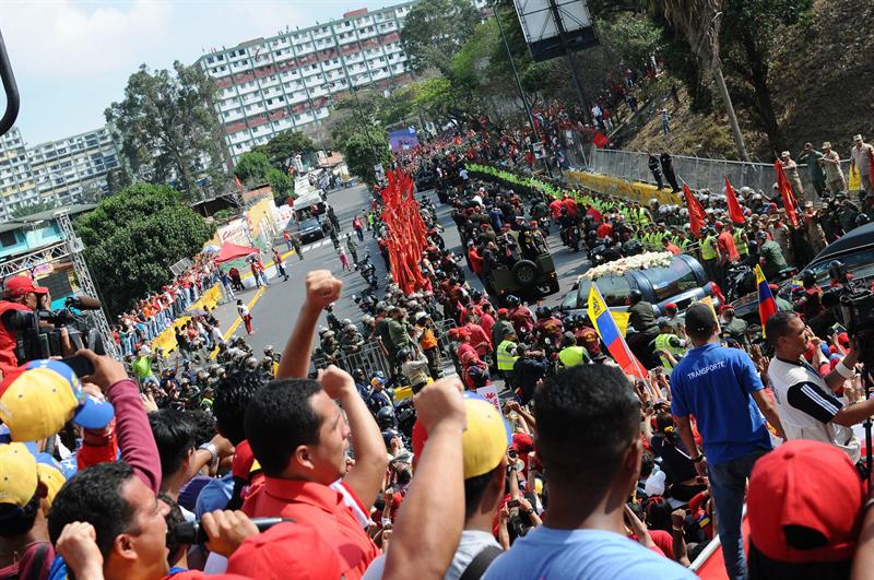 Chavismo se deshace en lágrimas en último paseo fúnebre de Chávez