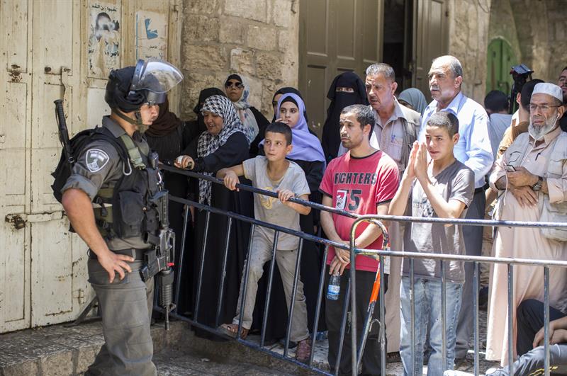 Enfrentamiento entre la Policía israelí y palestinos en Jerusalén