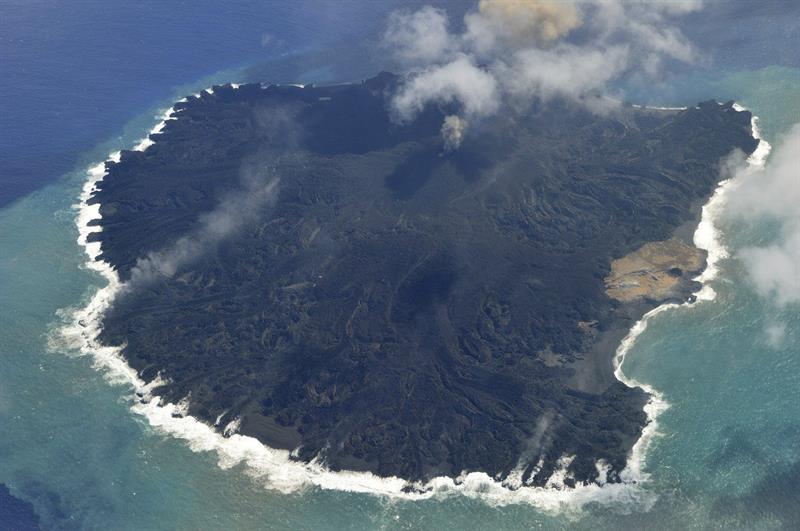 Isla japonesa aumenta por 9 su tamaño tras un año de erupción volcánica