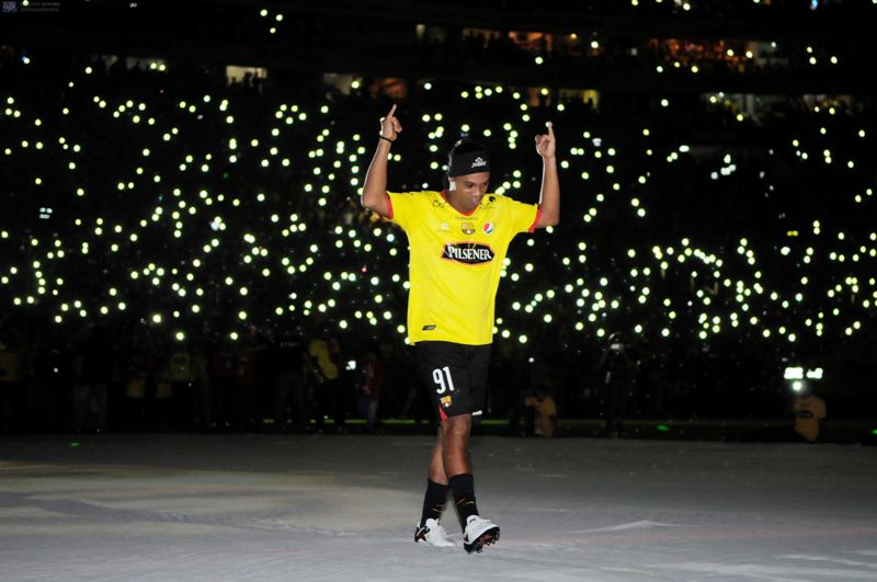 Ronaldinho le dejó más de un millón a Barcelona en ‘Noche Amarilla’