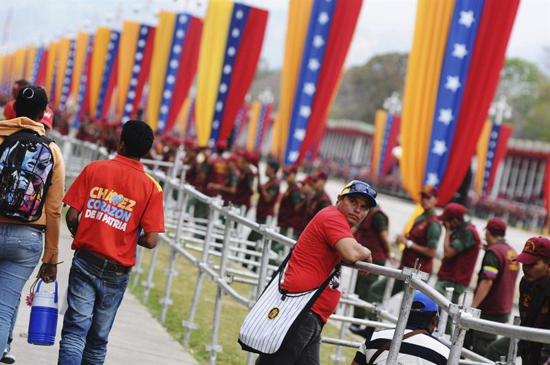 Venezolanos se concentran para presenciar el traslado del féretro de Chávez