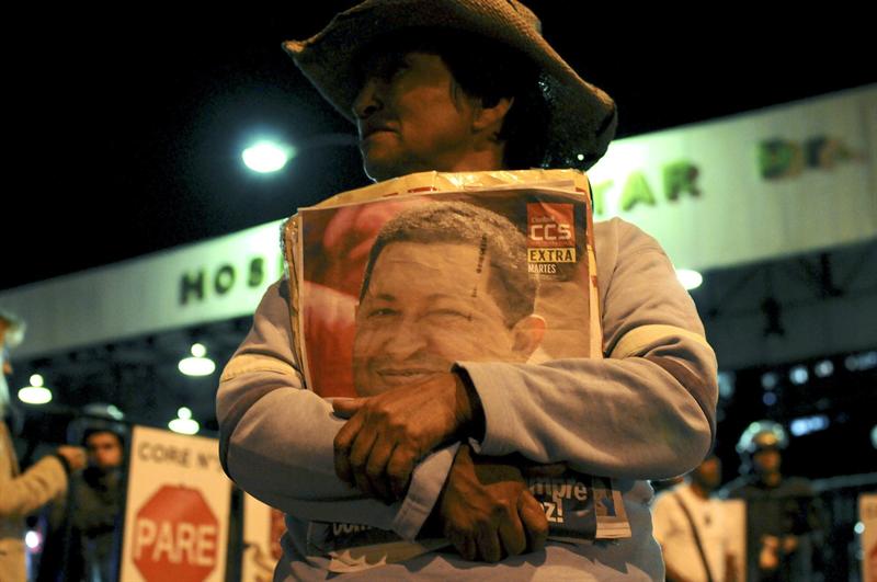 Con 21 cañonazos de salva da comienzo la despedida a Hugo Chávez