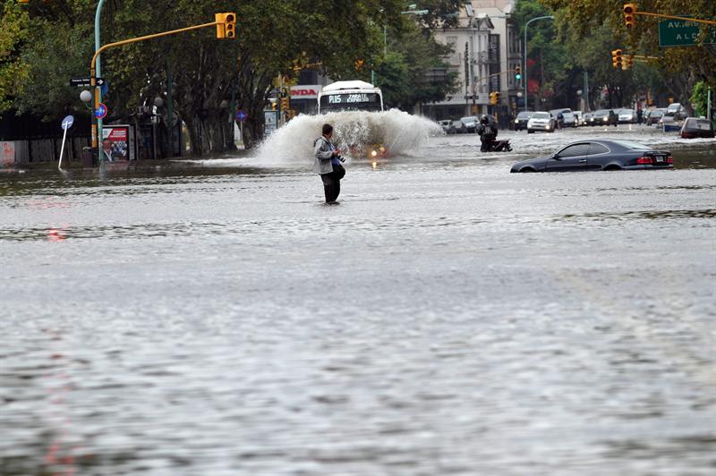 Aumentan a 31 los fallecidos por fuerte lluvias en Argentina