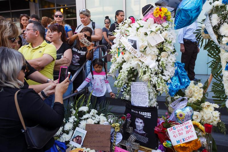 Ciudades mexicanas hacen fila para rendir homenaje a Juan Gabriel