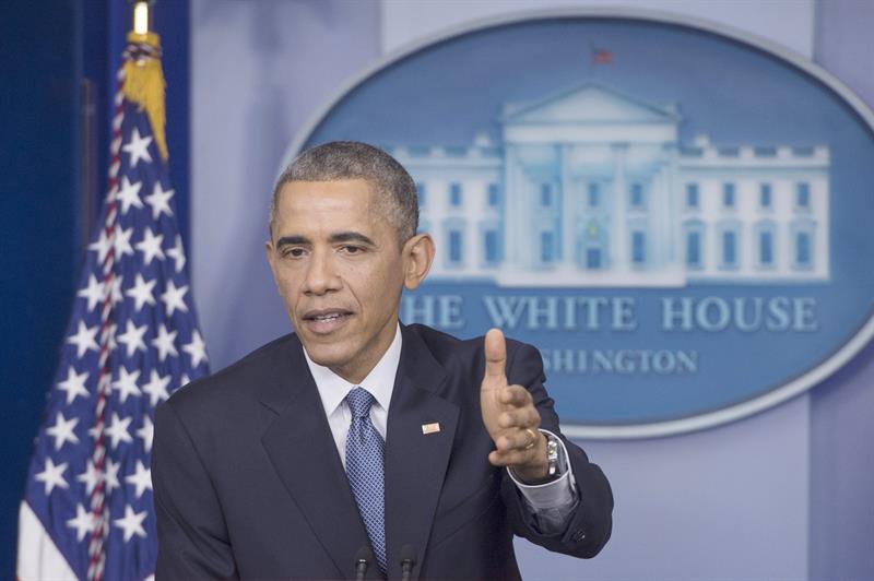 Obama firma presupuesto de defensa que mantiene Guantánamo abierto