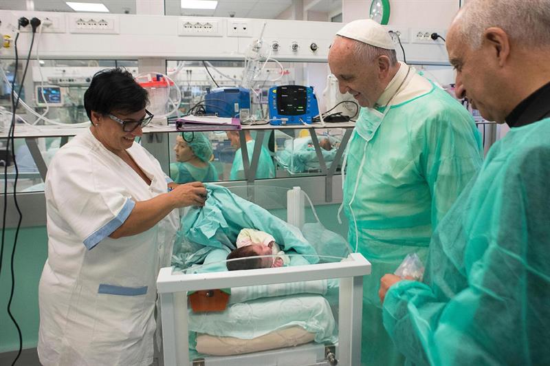 El papa visita a recién nacidos enfermos y pacientes en fase terminal