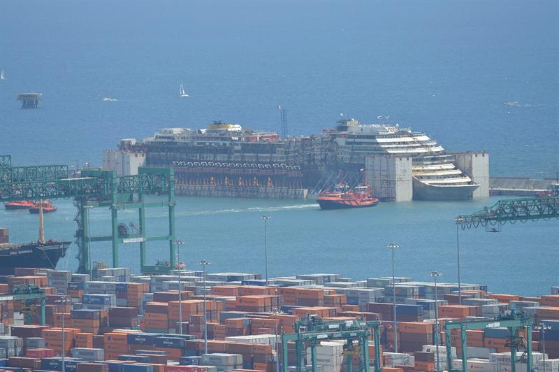 El Costa Concordia llega a Génova y culmina su último viaje