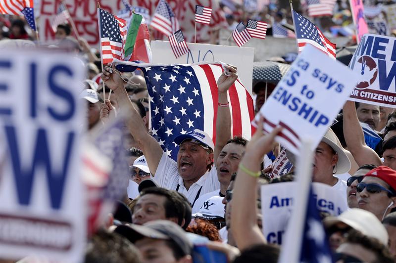 Inmigrantes aplauden primera victoria hacia la reforma en EE.UU.