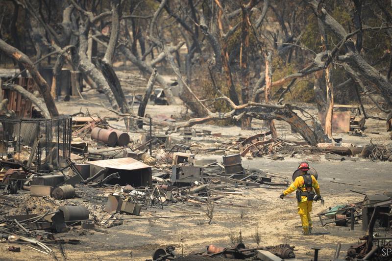 Incendio en California deja 2 muertos y miles de evacuados