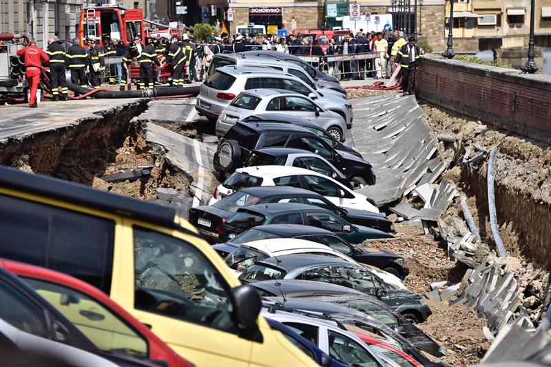 Italia: enorme socavón en Florencia engulle 20 coches