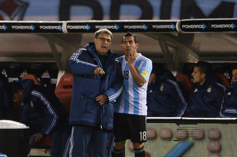 Martino dice que Tevez no puede jugar en la posición de Messi