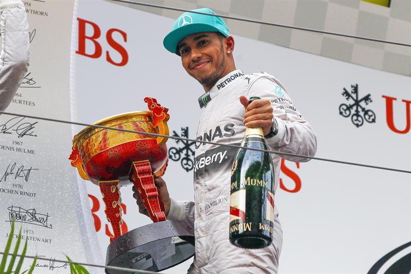 Hamilton gana el Gran Premio de China y Alonso acaba tercero