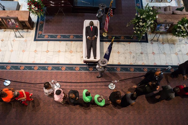 Obama asiste al funeral del pastor asesinado en Charleston