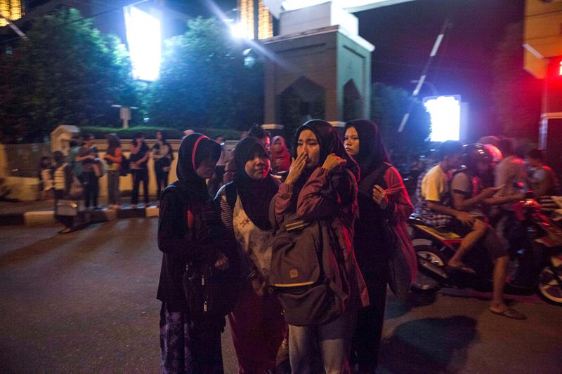 Escenas de miedo en Indonesia por terremoto de magnitud 7,9 grados