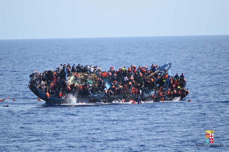 5 muertos y 500 rescatados tras naufragio en costas de Libia