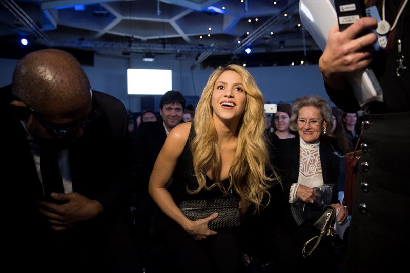 Otorgan reconocimiento a Shakira por su apoyo a la educación