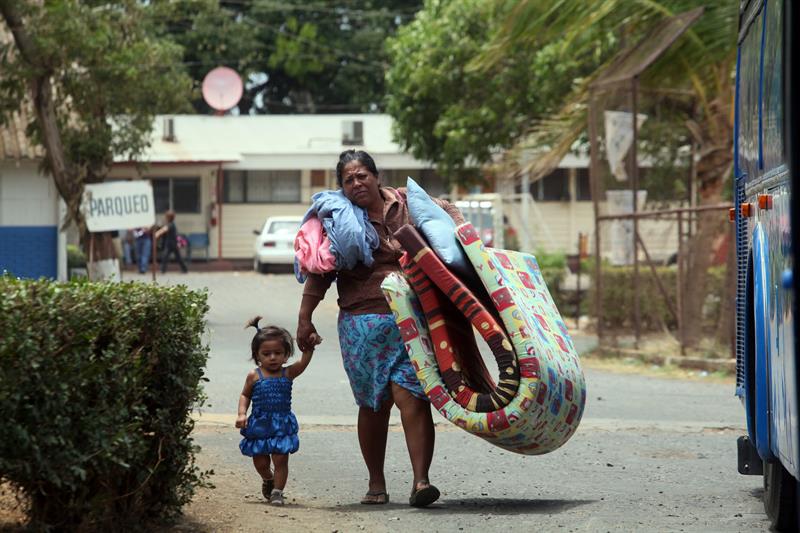 Tensa calma en Nicaragua por sismos y la población se refugia en playas