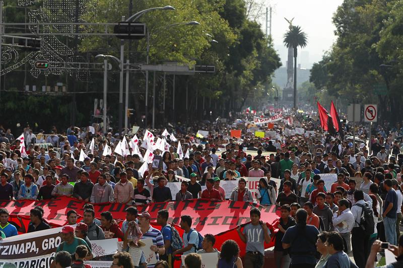 Miles de mexicanos piden al unísono que aparezcan con vida 43 estudiantes