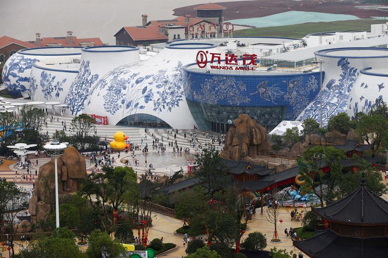 Hombre más millonario de China inaugura parque de atracciones y declara guerra contra Disney