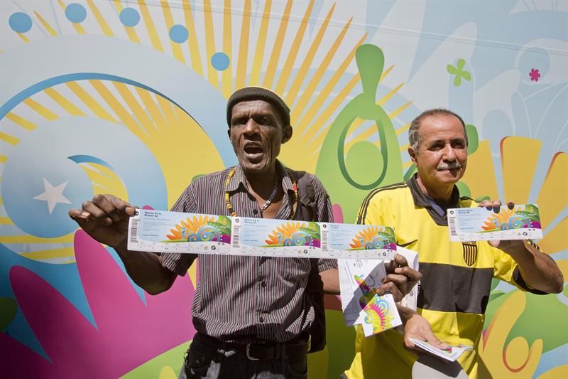 Abren los centros de retiro de entradas del Mundial de Brasil