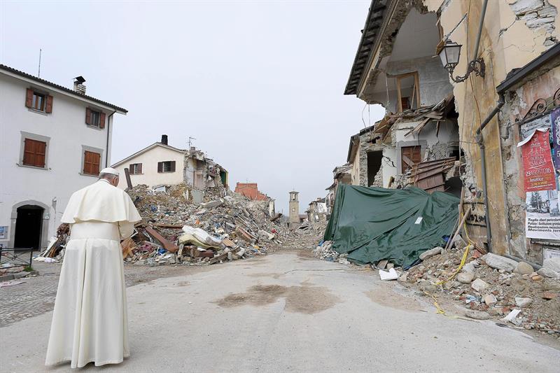Papa visita Amatrice, devastada por el terremoto para orar por muertos y vivos