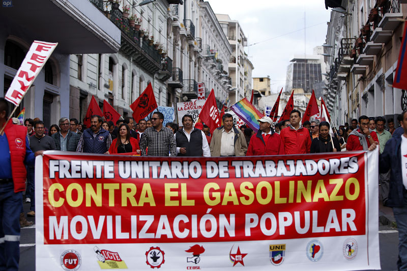 Marcha en Quito por alza de salario básico y gasolinas