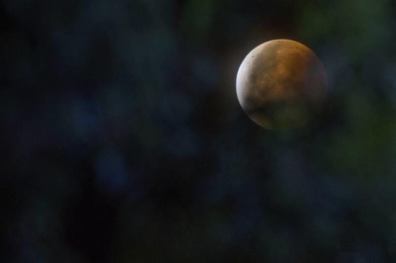 Ecuatorianos sacrificaron horas de sueño para ver eclipse lunar