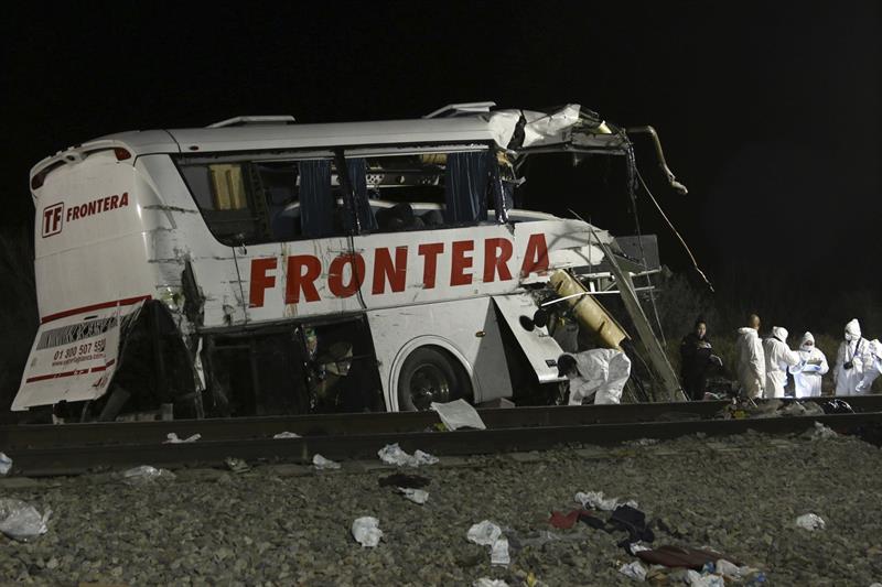 20 muertos por choque de tren y autobús en noreste de México