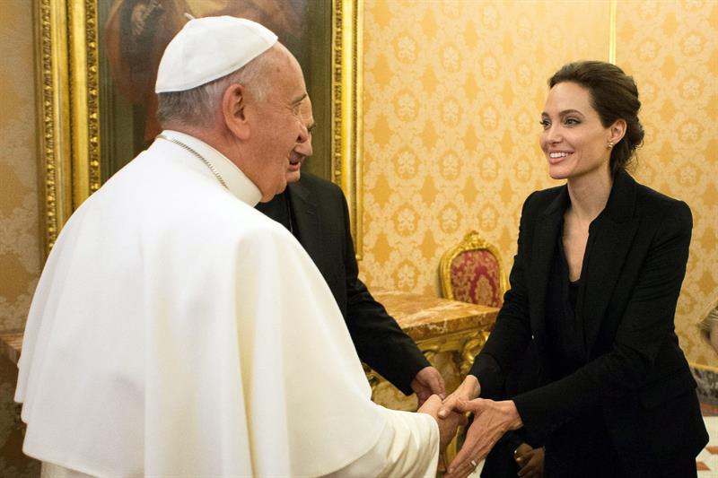 Papa Francisco recibe para un breve saludo a Angelina Jolie