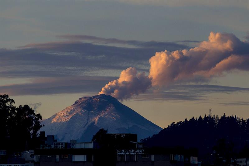 Volcán Cotopaxi mantiene actividad interna moderada