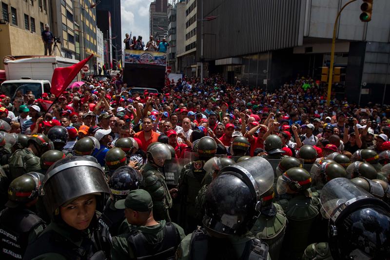 Oposición venezolana presiona a Nicolás Maduro con huelga general
