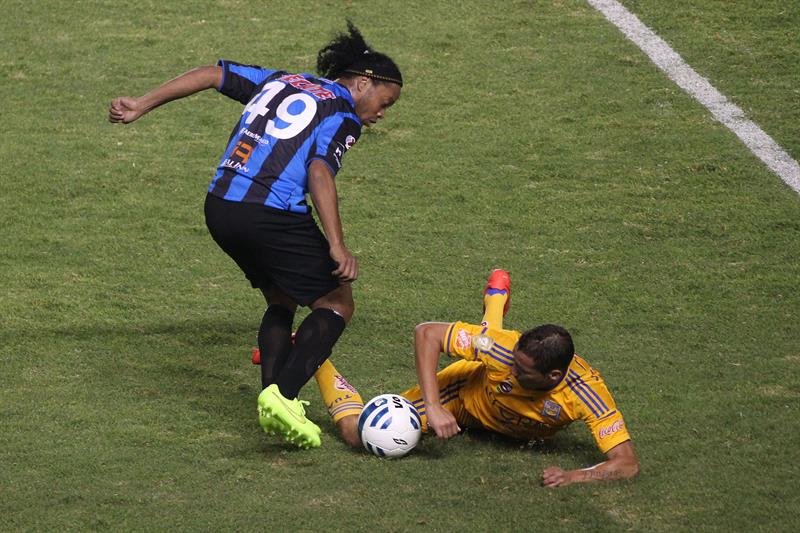 Ronaldinho falla un penalti en su presentación en México