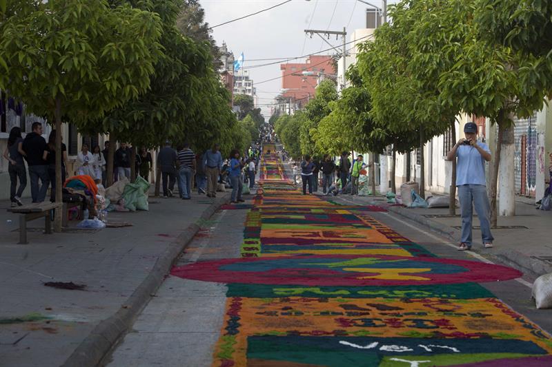 Guatemala establece nuevo Récord Guinness con alfombra de serrín