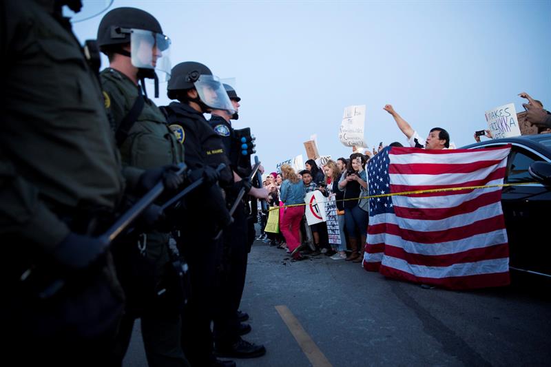 Al menos 20 detenidos en protestas por un mitin de Trump en California
