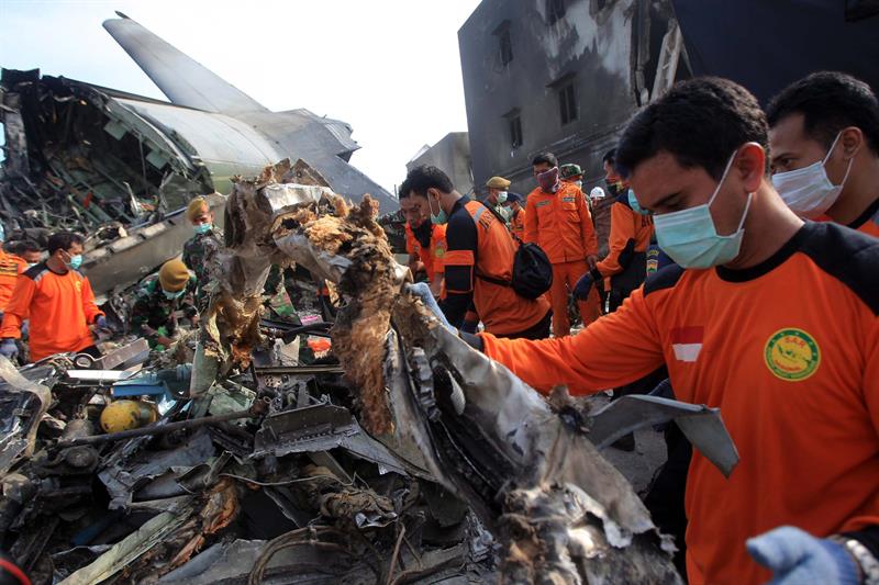 Presidente indonesio ordena investigar accidente aéreo que mató a 140 personas