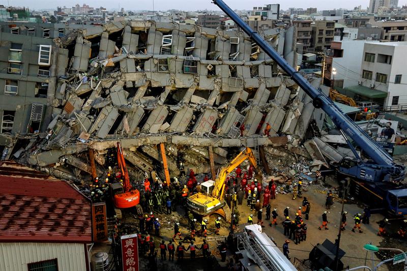 Suben a 23 muertos y 120 desaparecidos en el terremoto de Taiwán