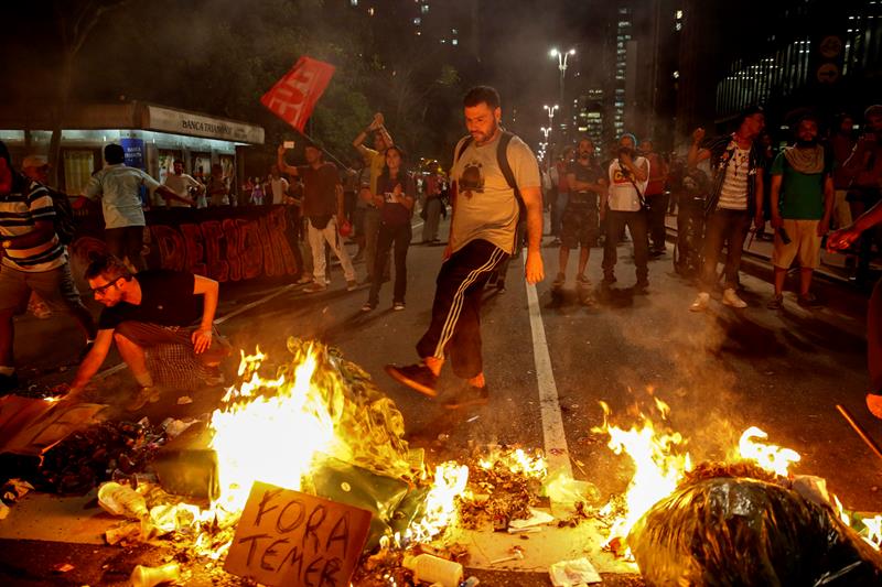 Policía dispersa manifestación contra destitución en Sao Paulo