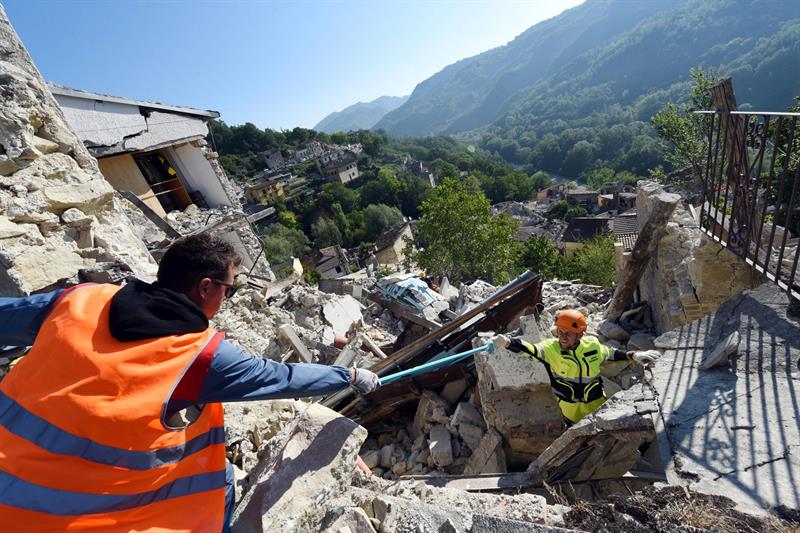 Sube a 250 la cifra de muertos en el terremoto del centro de Italia