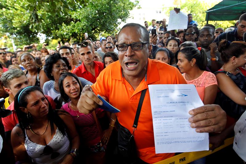 Cientos de cubanos protestan en embajada de Ecuador, en la Habana, por anuncio sobre visados