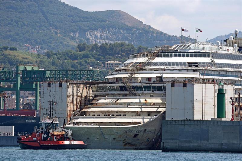 El Costa Concordia llega a Génova y culmina su último viaje