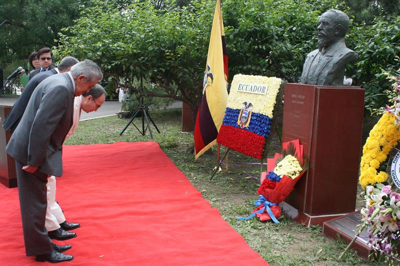 La comunidad ecuatoriana en Pekín homenajea a Eloy Alfaro