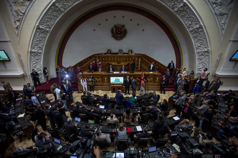 Cámara pide elecciones tras declarar abandono del cargo de Nicolás Maduro