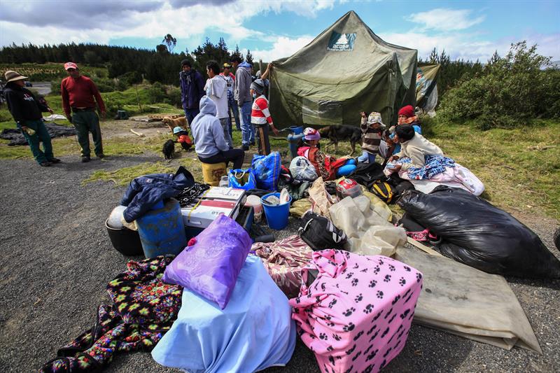 En la acampada en El Chasqui se respira solidaridad entre evacuados