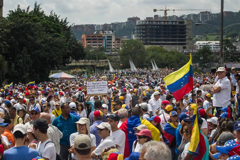 Oposición venezolana convoca marcha y huelga general de 12 horas
