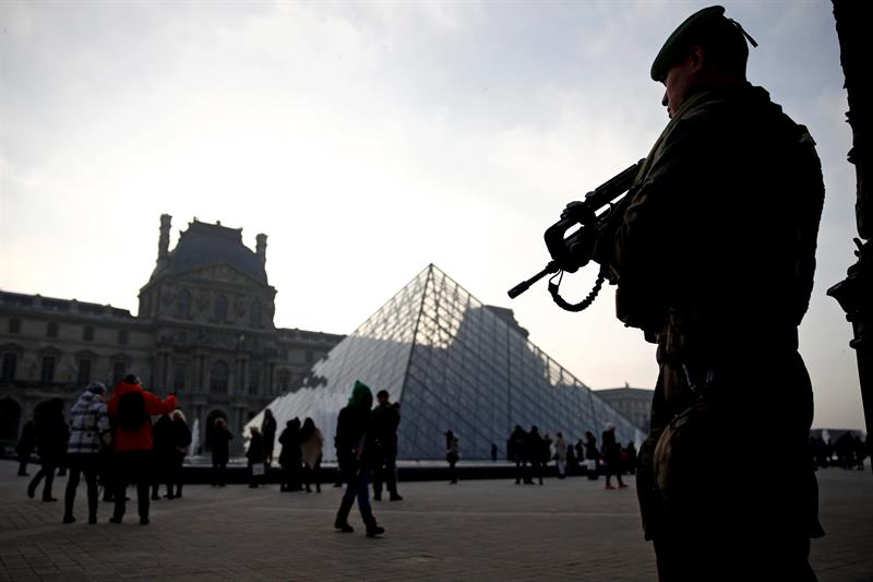 Francia moviliza más de 96.000 agentes y militares por año nuevo
