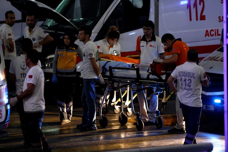 28 fallecidos y vuelos suspendidos deja atentado en Estambul