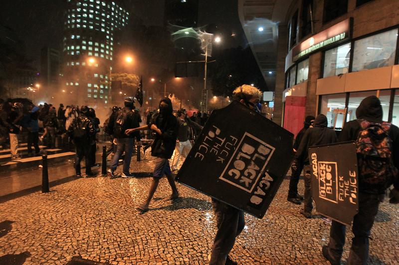 Marchas de apoyo a profesores terminan en violencia en Brasil