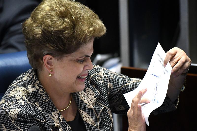 Rousseff en maratónica sesión ante el Senado: &quot;Voten contra mi destitución&quot;