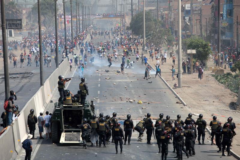 Disturbios en una carretera de Lima dejan 2 heridos y 60 detenidos